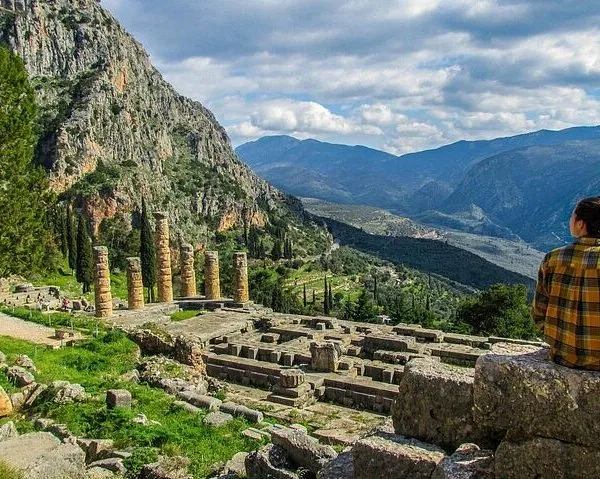 Delphi, Thermopylae, Corycian Cave 300 Spartans Tour from Athens